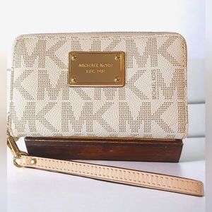 Micheal Kors Signature Jet Set Vanilla Zip Around Medium Wristlet Wallet